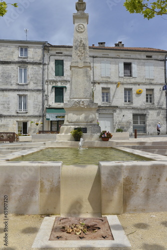 Fontaine et monument de commémoration à Verteillac