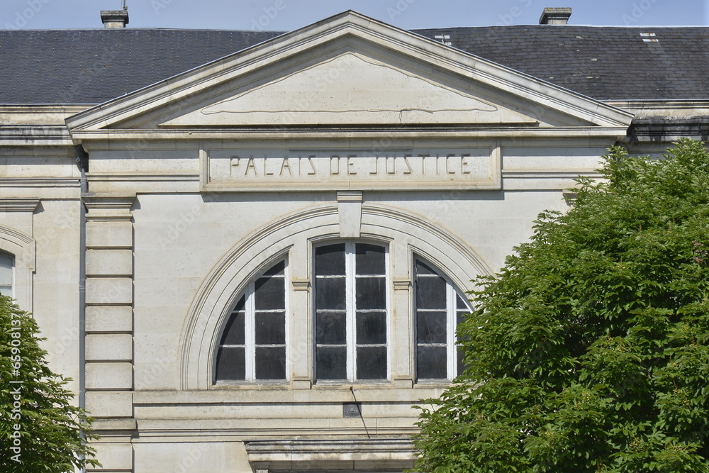 Fronton de Palais de Justice de Ribérac