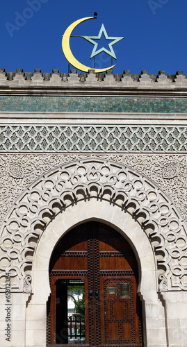 Façade sculptée d'une mosquée 