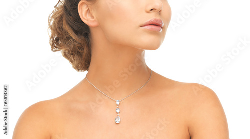 Fotografia woman wearing shiny diamond necklace