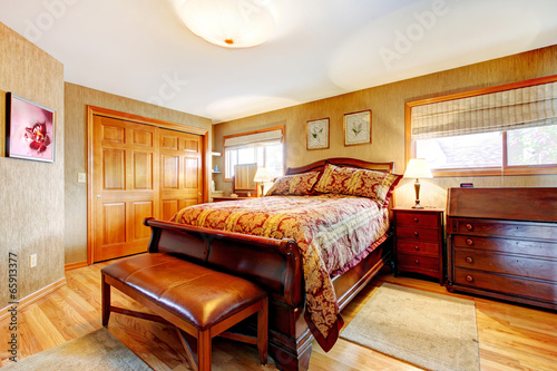 Rich bedroom wtih antique furniture set