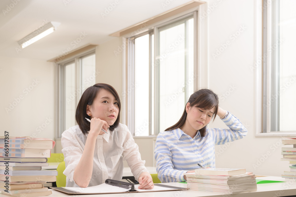 難しい問題をとく大学生二人 難しい問題をとく大学生二人