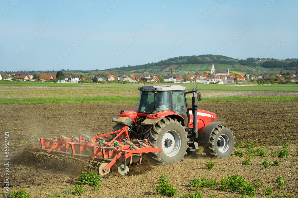 Bauer mit Traktor bei Bodenbearbeitung Bauer mit Traktor bei Bodenbearbeitung