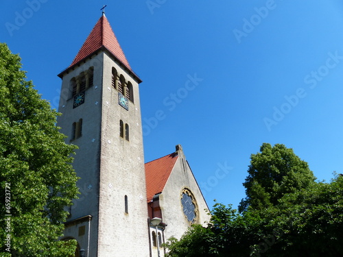 Blauer Himmel mit Sonnenschein über der evangelisch-reformierten Kirche in Helpup bei Bielefeld und Oerlinghausen am Hermannsweg im Teutoburger Wald in Ostwestfalen-Lippe photo