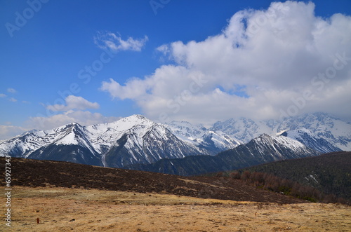 Himalayas Mountain Range in Yunnan, China © karinkamon