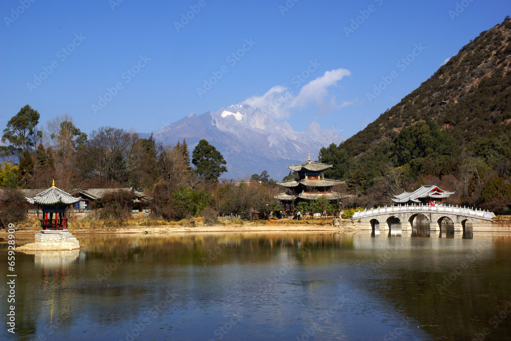 Fototapeta premium Black Dragon Pool Jade Dragon Snow Mountain in Lijiang, Yunnan, 