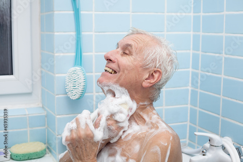 Murais de parede Senior man bathing
