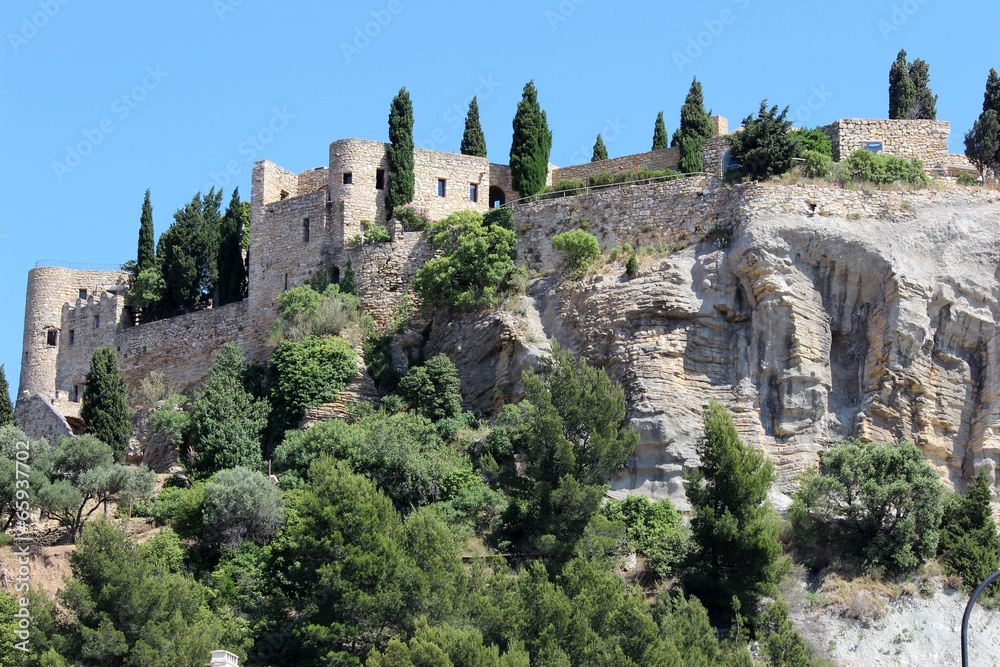 Fortifications ( XIIIème ) surplombant le port de Cassis