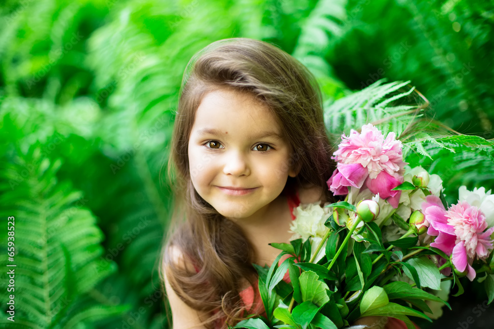 Naklejka premium Cute child posing in the park