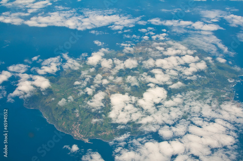Fotografie tropical carribean island aerial view through clouds