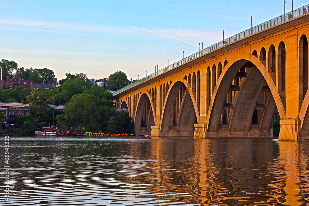 Fototapeta premium Francis Scott Key Bridge in Washington DC at sunset
