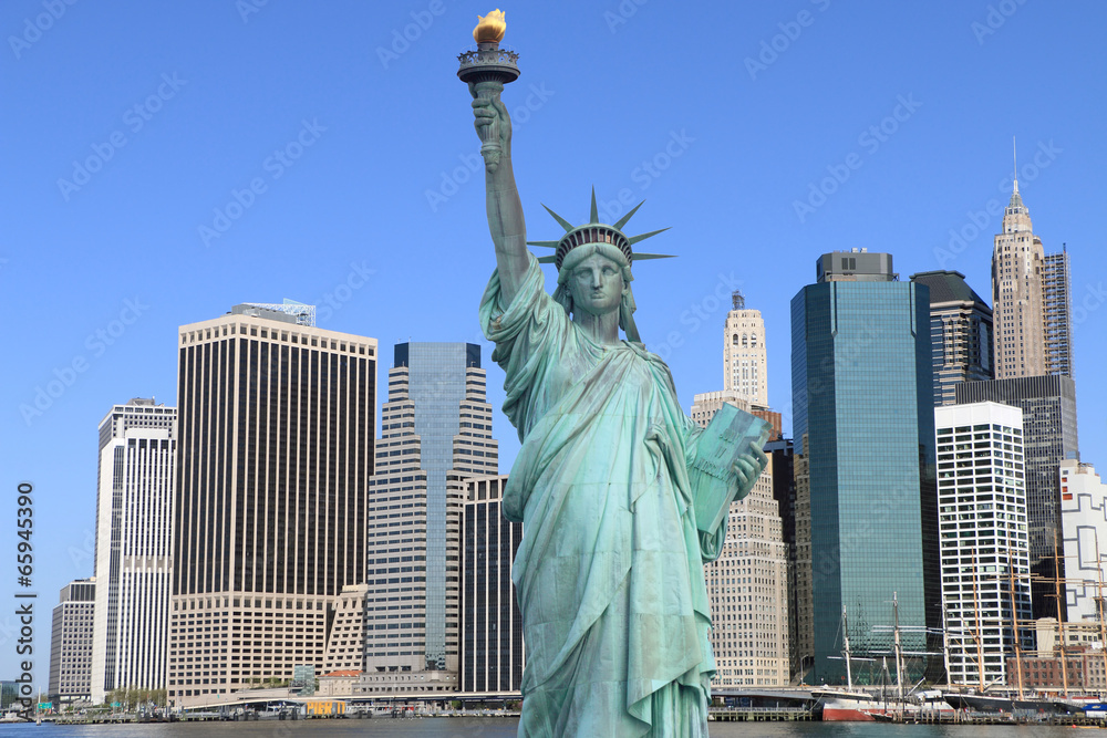 Fototapeta premium Manhattan and The Statue of Liberty, New York City