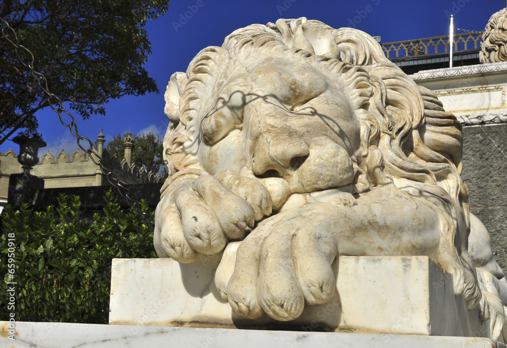 Скульптура спящего льва