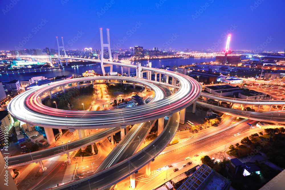 Naklejka premium Spiralny most w Szanghaju na rzece Huangpu z lotu ptaka o