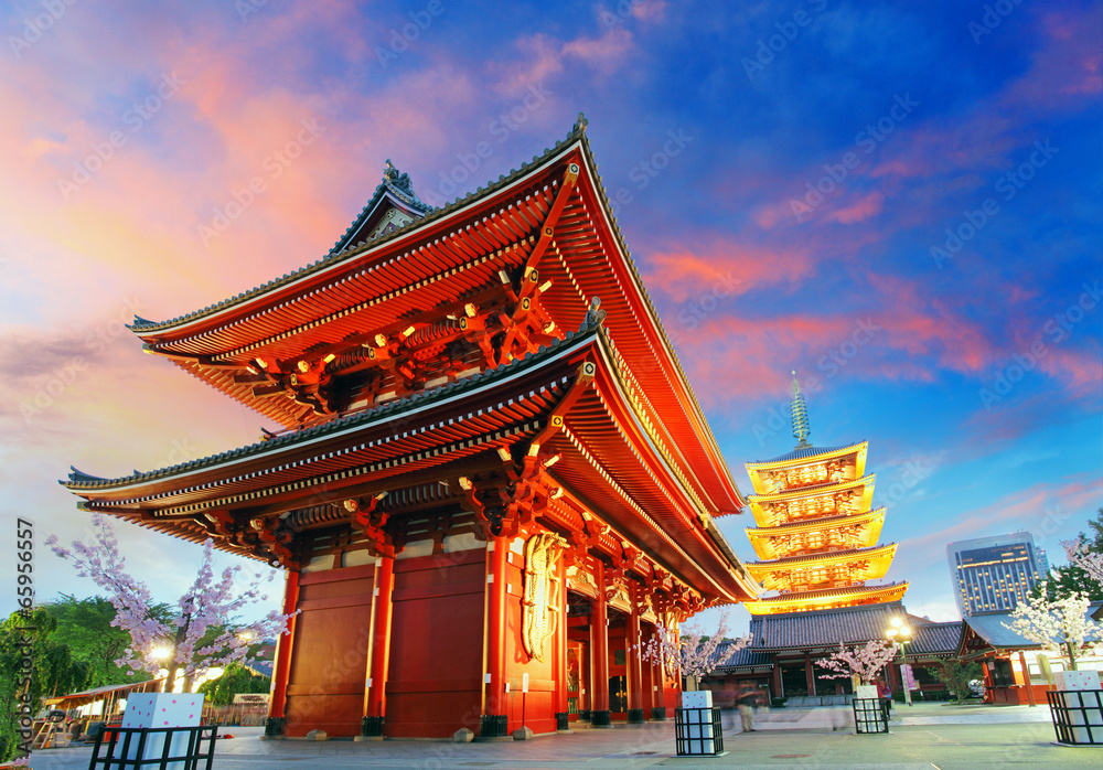 Temple in Asakusa, Japan - obrazy, fototapety, plakaty 