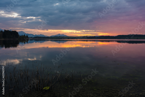 Abendd  mmerung am Forggensee im Ostallg  u