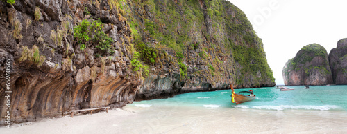 Photo boat on sand of Maya bay Phi phi island