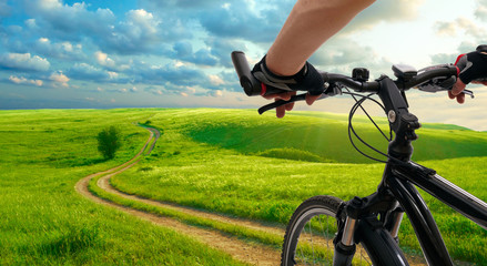 Wandcirkels Fietsen Man met fiets op landelijke weg  © SJ Travel Footage