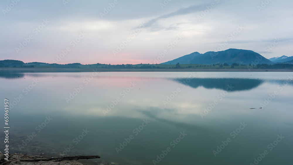 Fototapeta premium Morgendämmerung am Forggensee im Ostallgäu