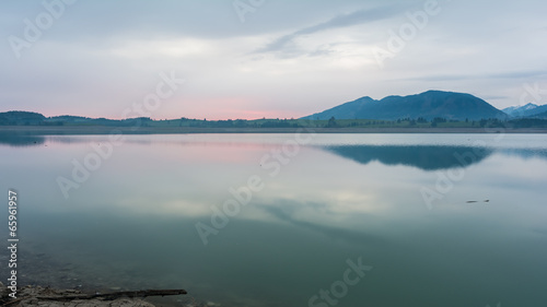 Morgend  mmerung am Forggensee im Ostallg  u