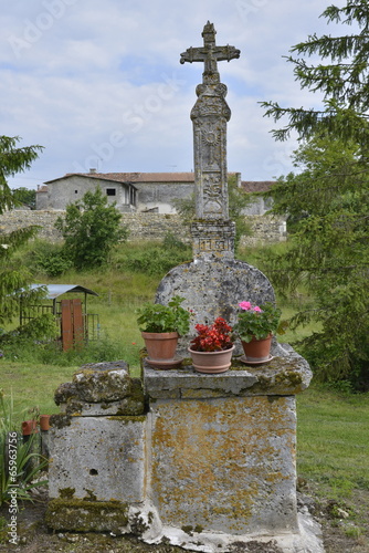 Petit monument commémoratif au bourg de Fontaine