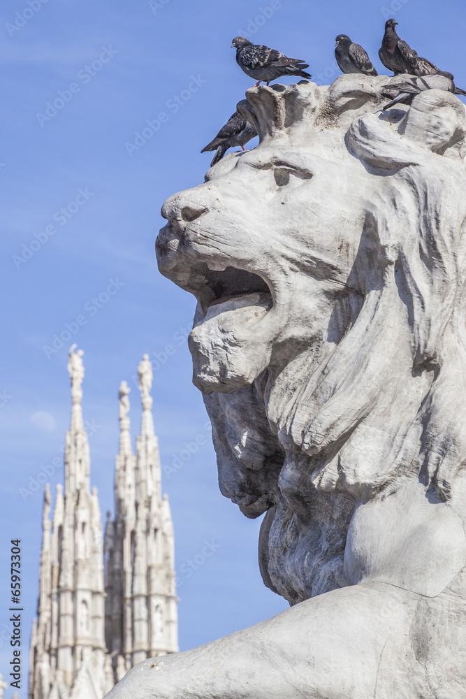 Duomo di Milano con monumento