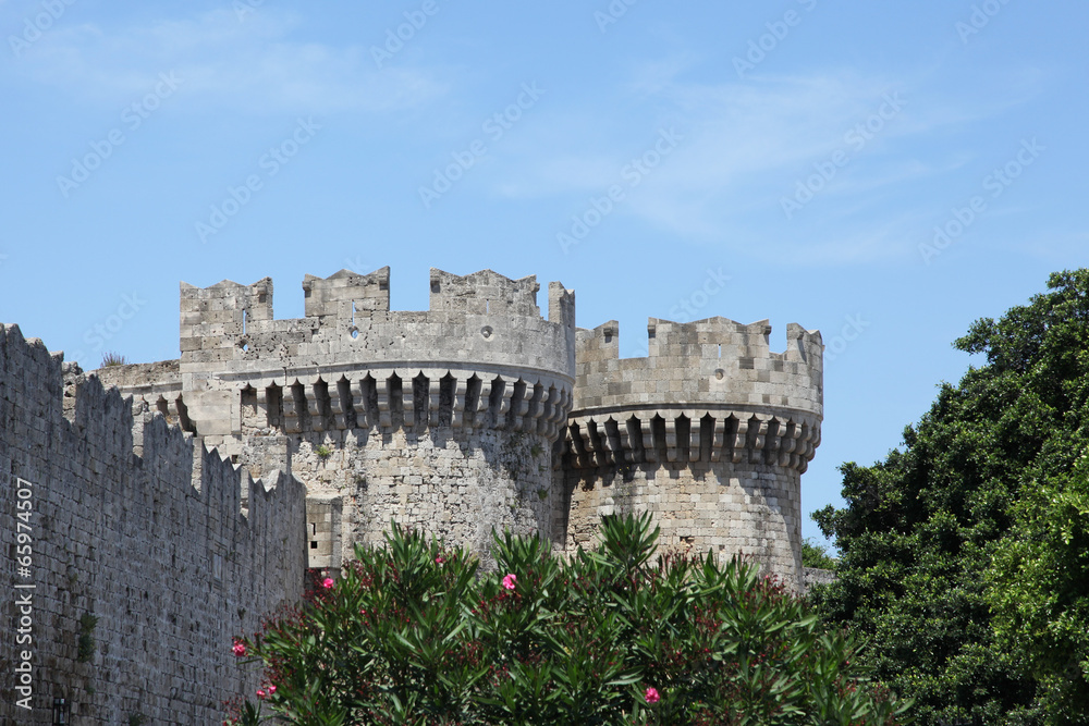 Altstadtmauer in Rhodos-Stadt mit Wehrturm