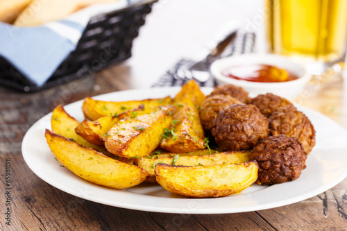 Potato wedges and Meatballs - Wedges und Hackfleischbällchen photo