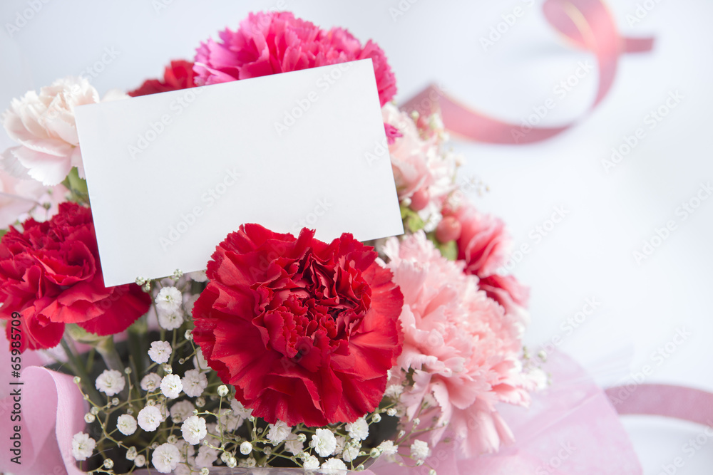 カーネーションの花束とメッセージカード