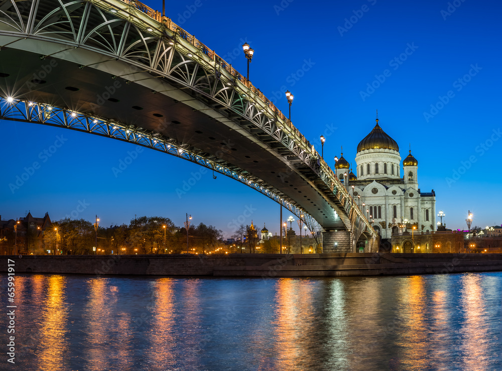 Fototapeta premium Cathedral of Christ the Saviour and Patriarshy Bridge in the Eve