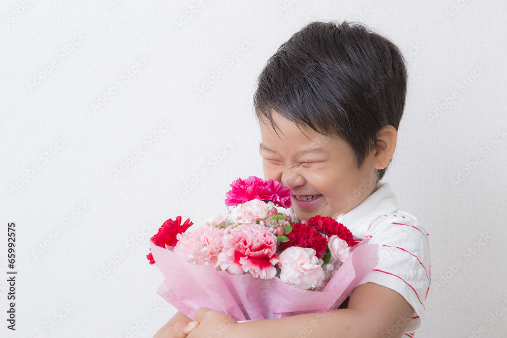 カーネーションの花束を持つ子供