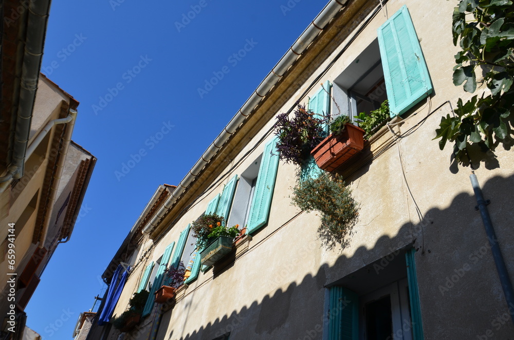 Obraz premium Ruelle de Saint Tropez et façade