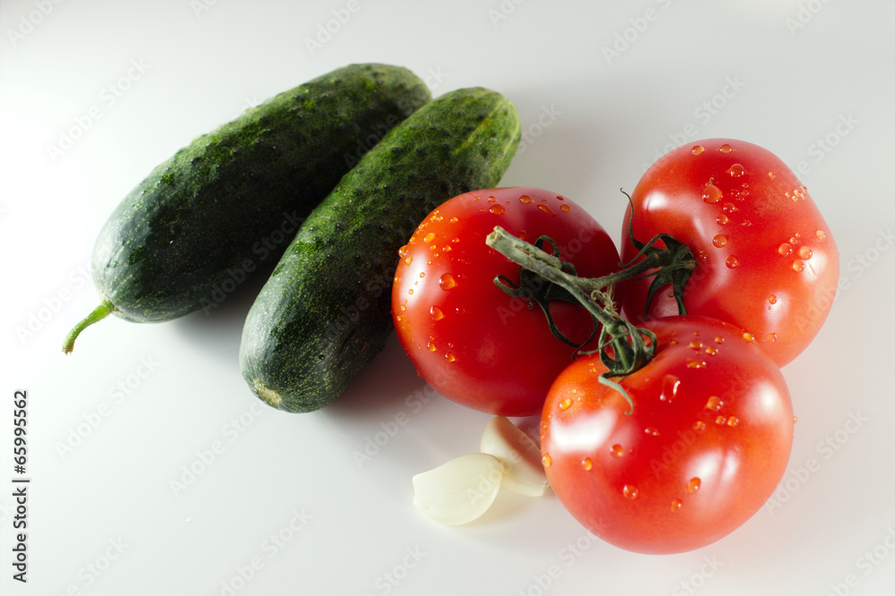 Cucumbers and tomatoes, two cloves of garlic Cucumbers and tomatoes, two cloves of garlic