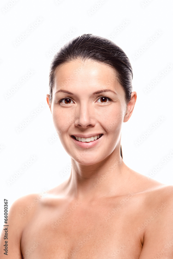 Weibliches Model mit zurückgekämmten Haaren lächelt Weibliches Model mit zurückgekämmten Haaren lächelt