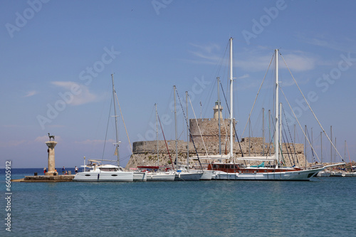 Mandraki Hafen von Rhodos, Griechenland © dedi