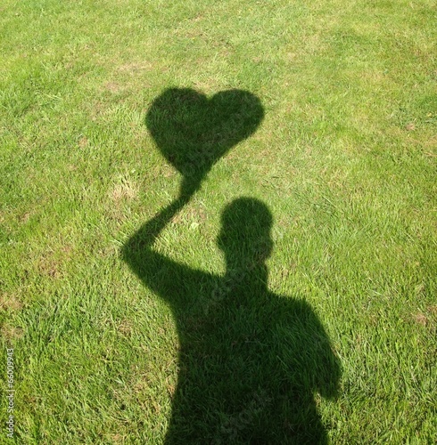 Ein Herz aus Schatten im Rasen