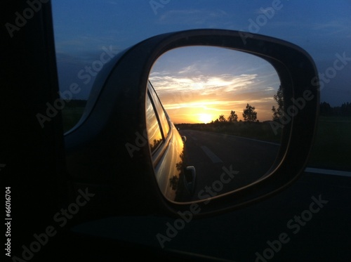 Sonnenuntergang auf der Autobahn