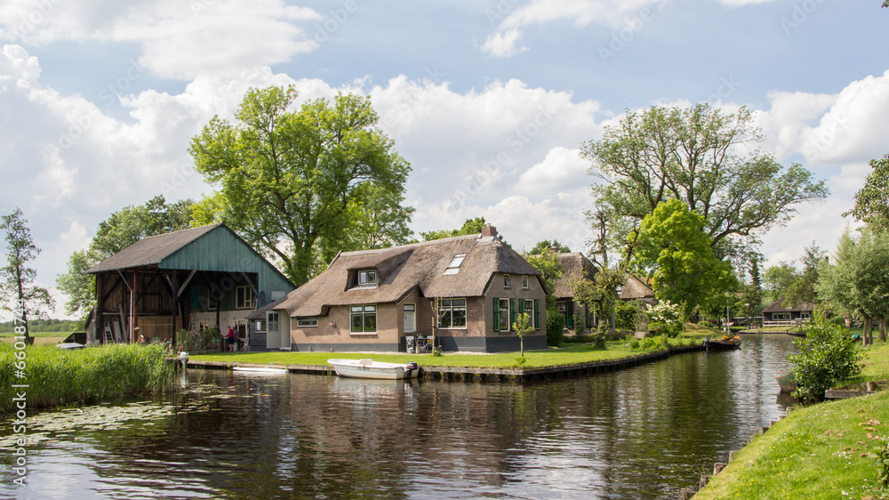 Obraz premium Village view on Dwarsgracht Giethoorn
