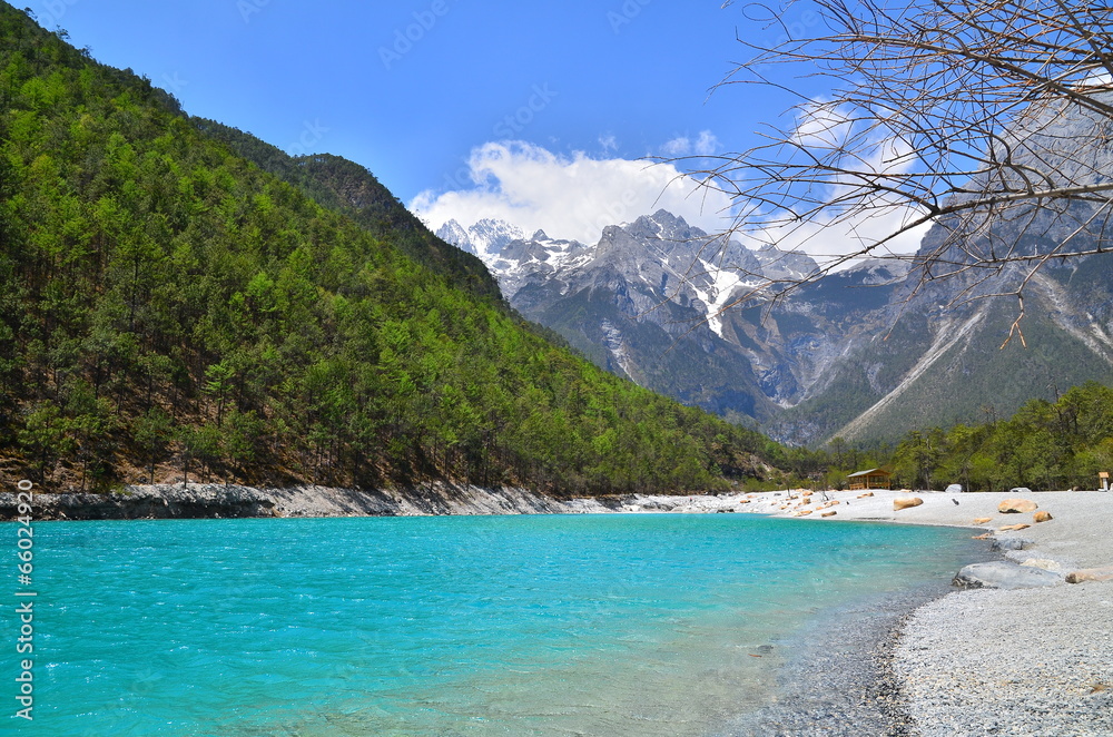 Fototapeta premium Green Lake of Alpine Mountain