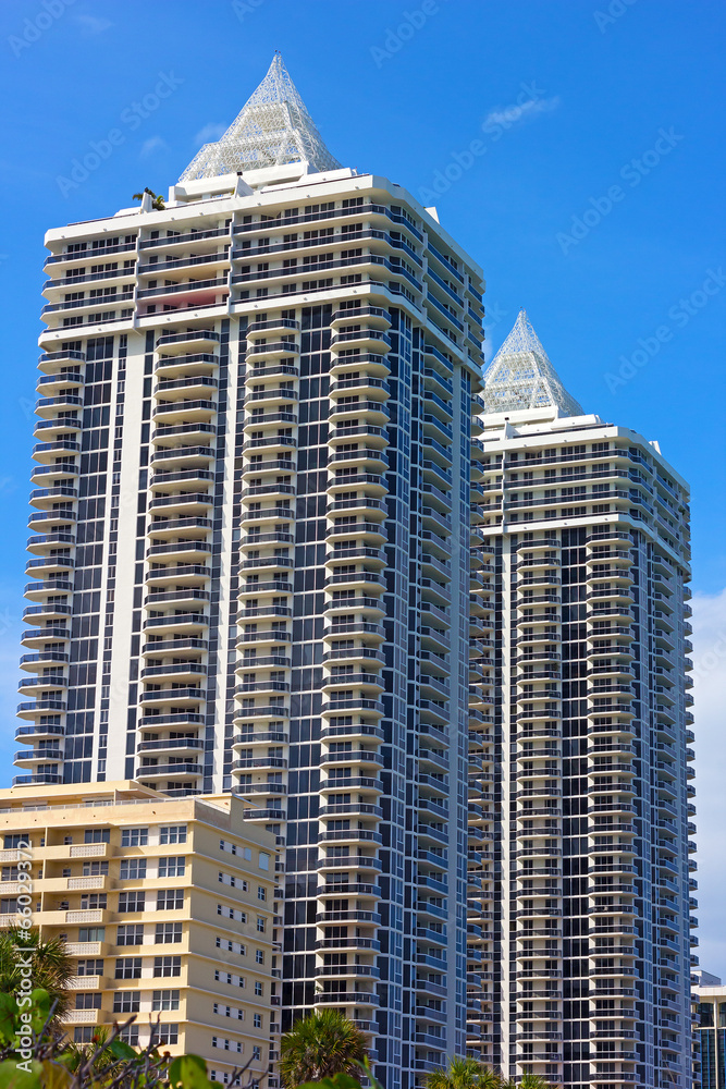 Fototapeta premium Waterfront buildings, palms and blue sky in Miami Beach