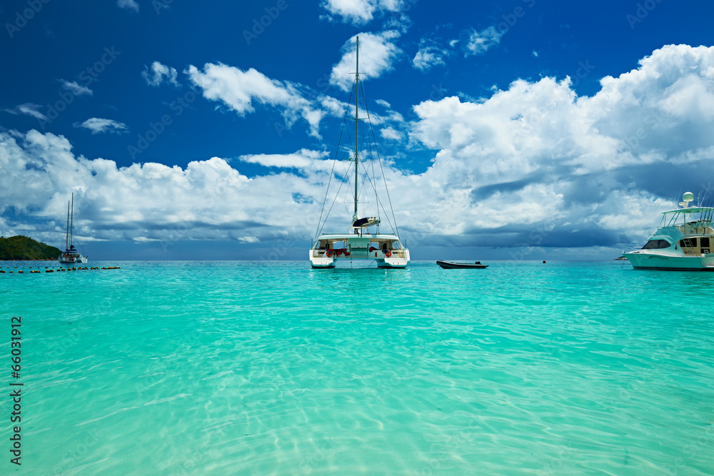 Obraz premium Beautiful beach with boats at Seychelles