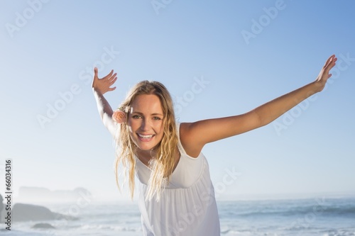 Konstfotografi Pretty blonde smiling at the beach in white sundress