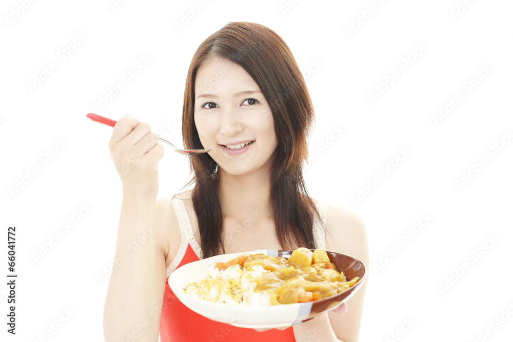 カレーライスを食べる笑顔の女性 カレーライスを食べる笑顔の女性