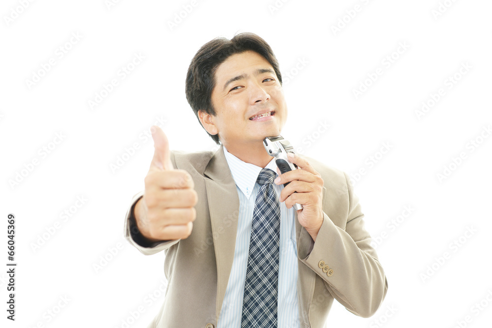 髭剃りをするビジネスマン