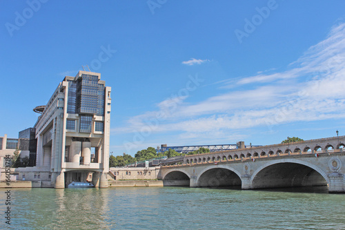 Paris Pont de Bercy et Ministère des Finances © foxytoul