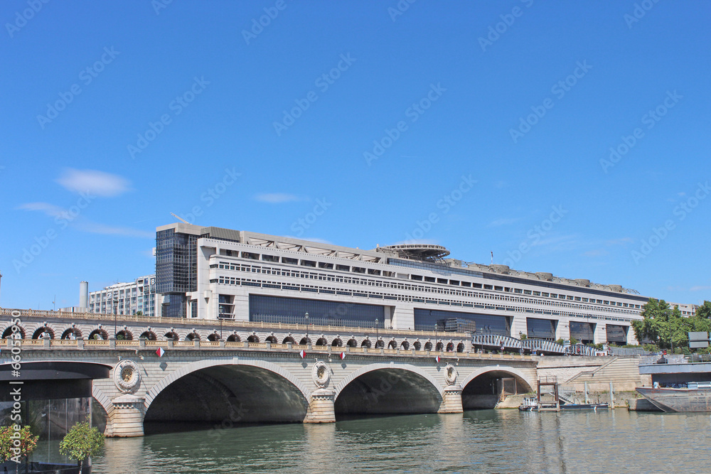 Paris - le pont de Bercy et le Ministère des Finances