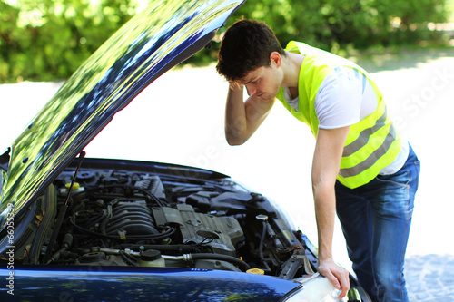 junger Mann überprüft den Motor
