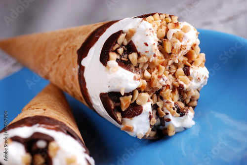 cono gelato panna e cioccolato con nocciole