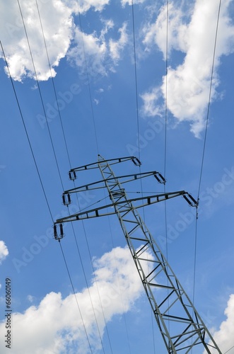 Strommast vor Himmel mit Wolken