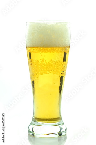 szklanka zimnego piwa na białym tle